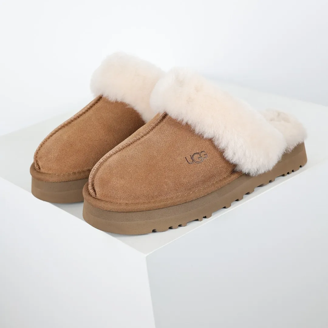 Pick up locally 💰520 The core recommendation is good price UGG Coquette lazy slippers thick sole Xiaohongshu hot model Henan Longfeng leather production Sheepskin integrated top quality in the market 2-3 cm cashmere insole to keep warm in winter and suitable for home use UUG has launched a style series in the new year, which is partially skewed towards the preferences of young consumers and has also moved to the forefront of fashion trends. Shoe body material Water-repellent coated suede upper 17mm UGGPURE™ implanted wool insole Lightweight non-slip comfortable rubber outsole With brand LOGO Trademark Comes with full packaging Size: 35 36 37 38 39 40